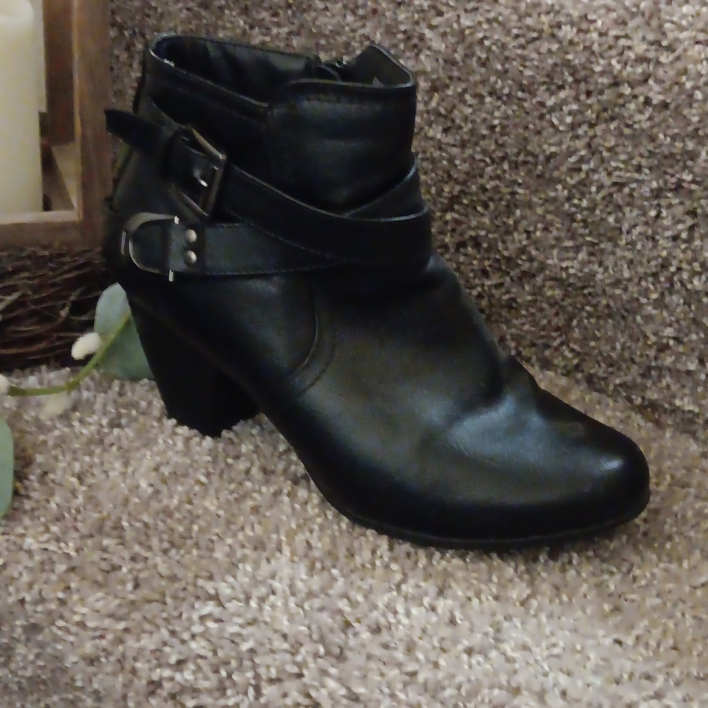 Black 8W Marabella ankle boots